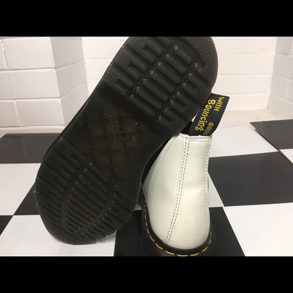 Dr Martens white leather Chelsea boots. Size 9 W. Lightly used. - Picture 13 of 14
